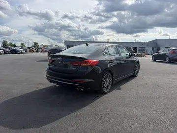 2018 Hyundai Elantra - image 8