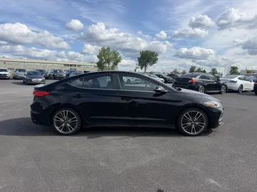 2018 Hyundai Elantra - image 4