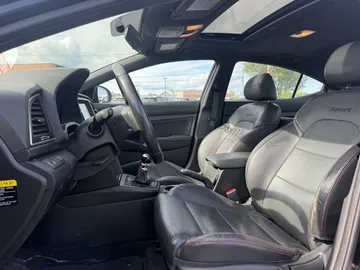 2018 Hyundai Elantra - image 9