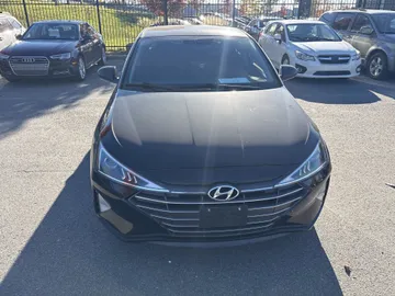 2020 Hyundai Elantra - image 2