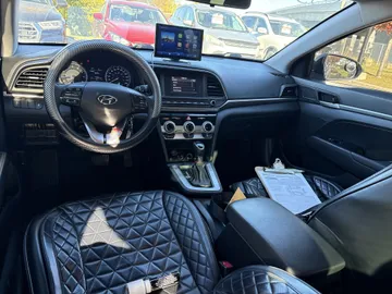 2020 Hyundai Elantra - image 8