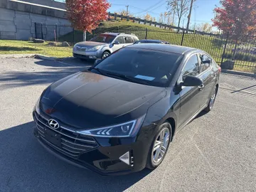 2020 Hyundai Elantra - image 3