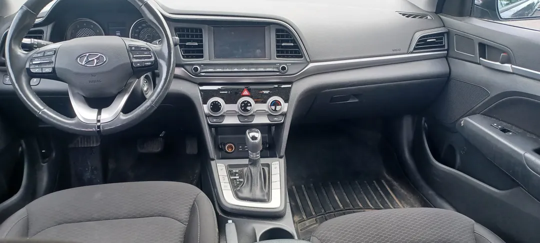 2019 Hyundai Elantra — photo 3