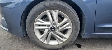 2019 Hyundai Elantra - image 2