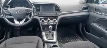 2019 Hyundai Elantra - image 3