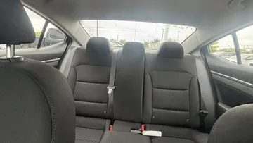 2020 Hyundai Elantra - image 9