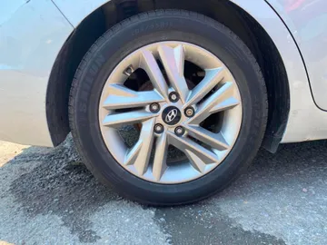 2020 Hyundai Elantra - image 7