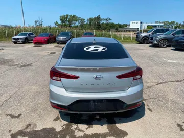 2020 Hyundai Elantra - image 3