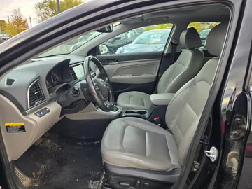2017 Hyundai Elantra - image 8