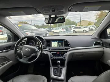 2017 Hyundai Elantra - image 9