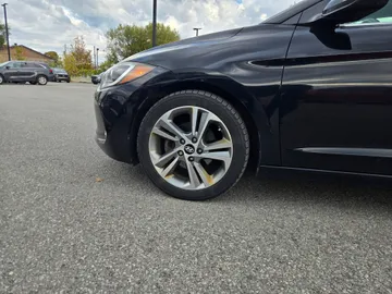 2017 Hyundai Elantra - image 7