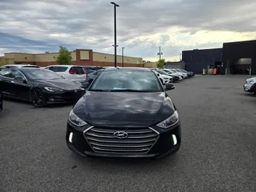 2017 Hyundai Elantra - image 2