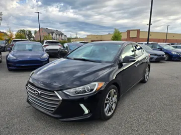 2017 Hyundai Elantra - image 3
