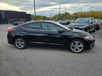 2017 Hyundai Elantra - image 6