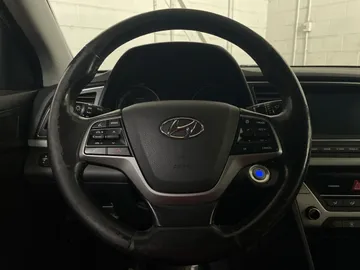 2018 Hyundai Elantra - image 19
