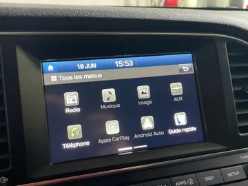 2018 Hyundai Elantra - image 8