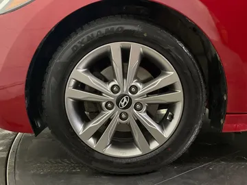 2018 Hyundai Elantra - image 7