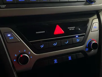 2018 Hyundai Elantra - image 23