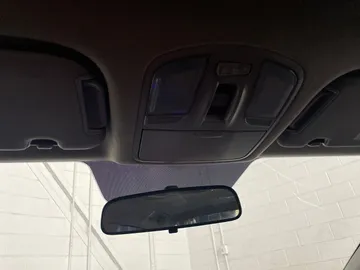 2018 Hyundai Elantra - image 17