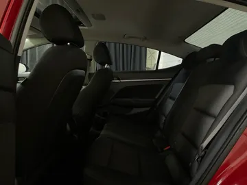2018 Hyundai Elantra - image 16