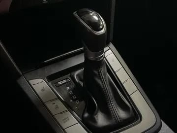 2018 Hyundai Elantra - image 29