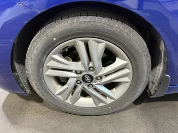 2020 Hyundai Elantra - image 7