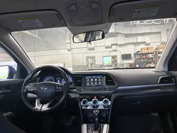 2020 Hyundai Elantra - image 9