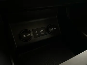 2020 Hyundai Elantra - image 26