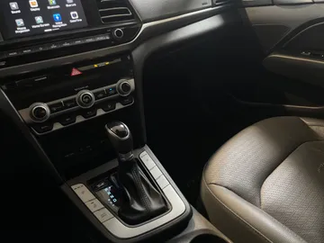 2020 Hyundai Elantra - image 20