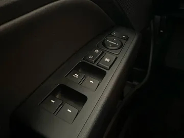2020 Hyundai Elantra - image 22
