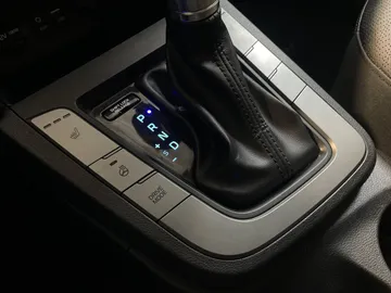 2020 Hyundai Elantra - image 24
