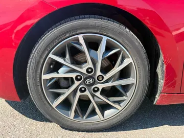 2020 Hyundai Elantra - image 9