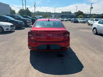 2020 Hyundai Elantra - image 7