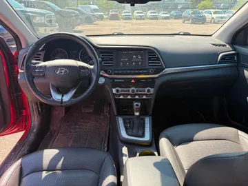 2020 Hyundai Elantra - image 8