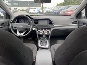 2020 Hyundai Elantra - image 9