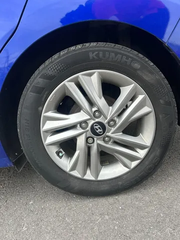 2020 Hyundai Elantra - image 8