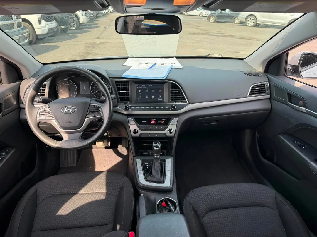 2017 Hyundai Elantra — photo 8