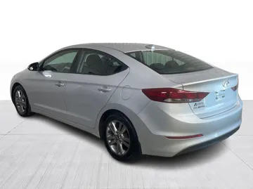 2017 Hyundai Elantra - image 11