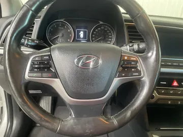 2017 Hyundai Elantra - image 17