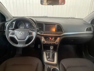 2017 Hyundai Elantra - image 4