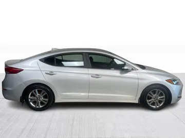 2017 Hyundai Elantra - image 2