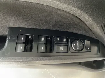 2017 Hyundai Elantra - image 22