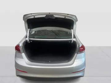 2017 Hyundai Elantra - image 13