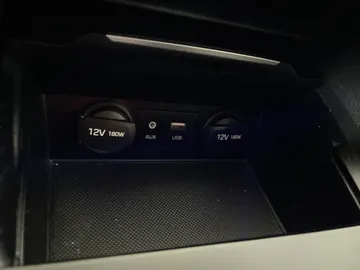 2017 Hyundai Elantra - image 25