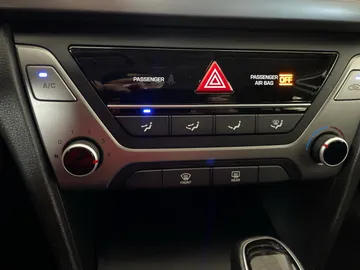 2017 Hyundai Elantra - image 21