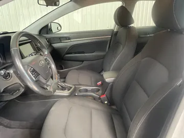 2017 Hyundai Elantra - image 3