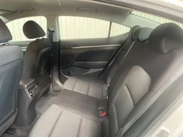 2017 Hyundai Elantra - image 15