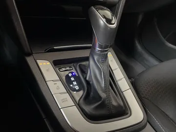 2017 Hyundai Elantra - image 23