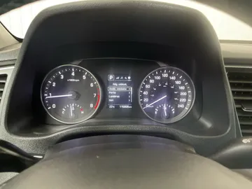 2017 Hyundai Elantra - image 16