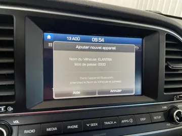 2017 Hyundai Elantra - image 24